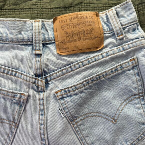 Vintage Levi’s 912 Slim Fit Shorts - Picture 3 of 5